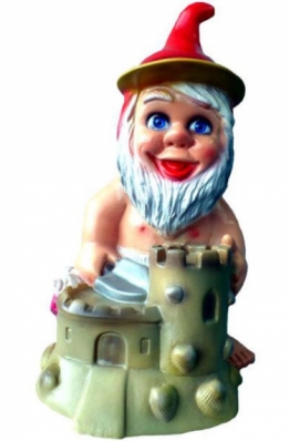 Tuinkabouter met zandkasteel