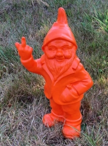 Oranje tuinkabouter met opgestoken middelvinger
