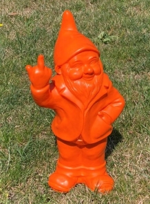 Tuinkabouter met opgestoken middelvinger oranje